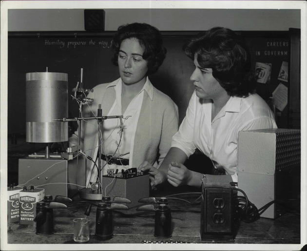 Students working in the biology lab